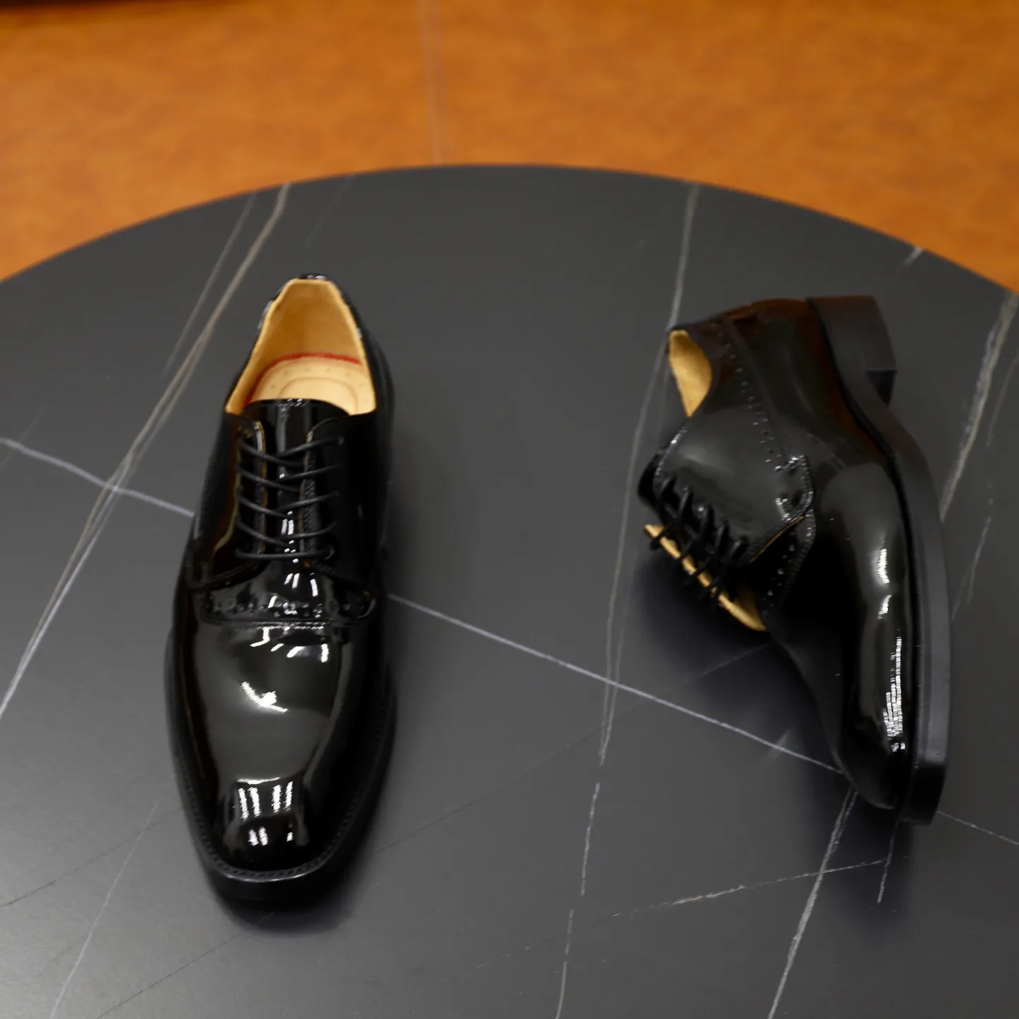 Ex-factory price: 620💰Christia*.Loubouti*🆑High-end men’s business formal leather shoes | Classic red sole shoes | Original imported first-layer cowhide | Water-dyed cowhide lining | Italian imported red rubber outsole | High-end luxury | Perfect interpretation of fashion, sunshine, style, suitable for various occasions Size: 39-44 (38.45 custom-made)